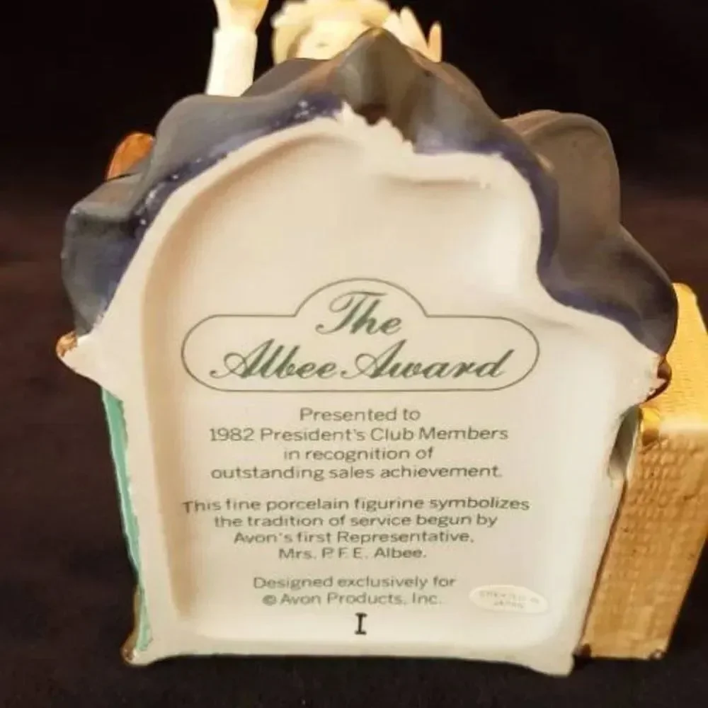 Vintage Avon Mrs P.F.E. Albee Award - 1982